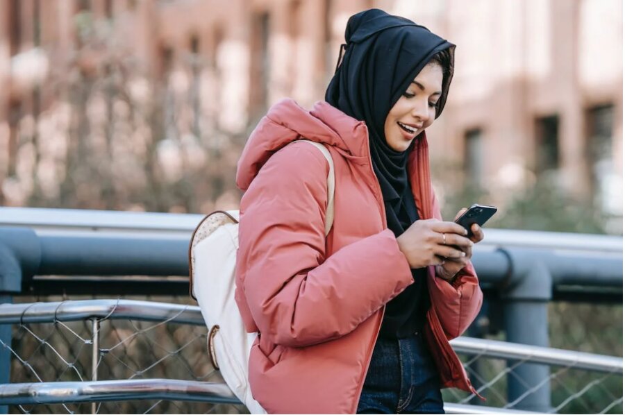 arab woman chatting